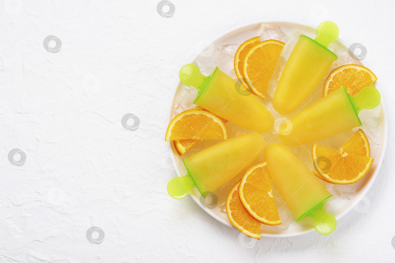 Скачать Фруктово-апельсиновое мороженое и ломтики апельсина фотосток Ozero