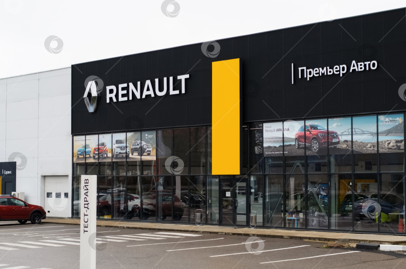 Скачать Дилерский автоцентр Renault, общий вид. 11.11.2020 Россия, Смоленск фотосток Ozero