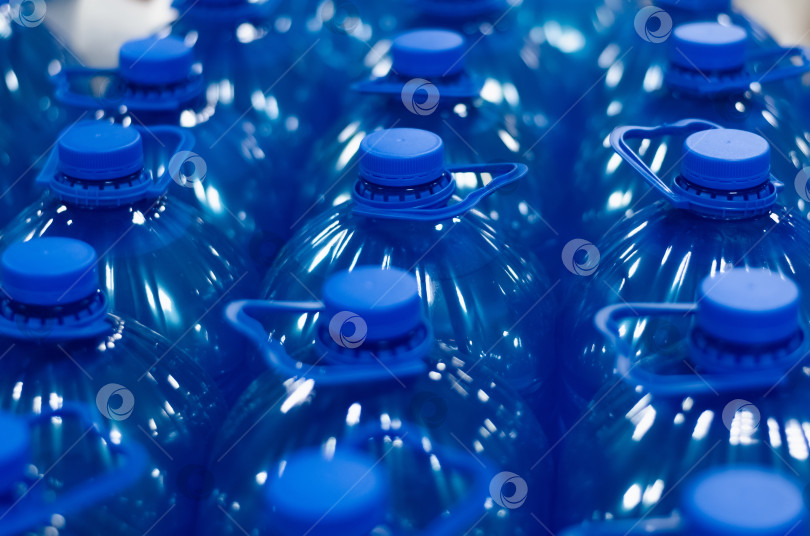 Скачать Много пластиковых бутылок с синей химической жидкостью. Группа бутылок крупным планом, выборочное размытие фокуса фотосток Ozero