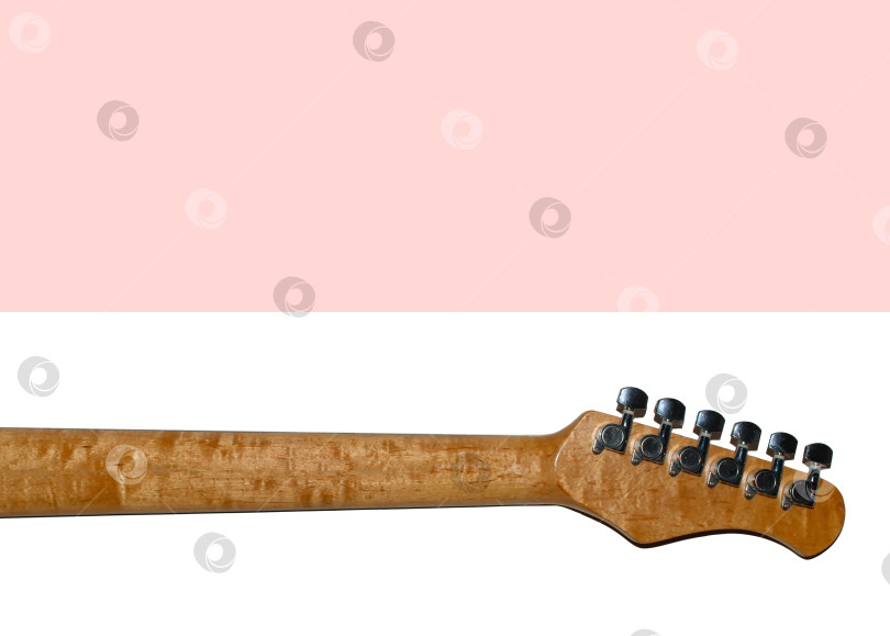 Скачать Деревянный гриф гитары выделен на белом фоне. Светло-розовый фон для места копирования. Лежал плашмя. Концепция музыкального веб-блога, постер, обложка фотосток Ozero