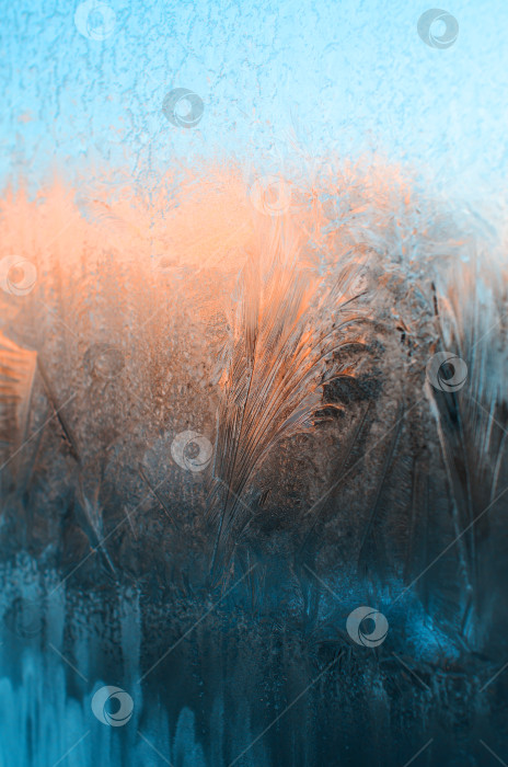 Морозные узоры на окне. Текстура льда на стекле, избирательный фокус.  Вертикальная фотография - Ozero - российский фотосток