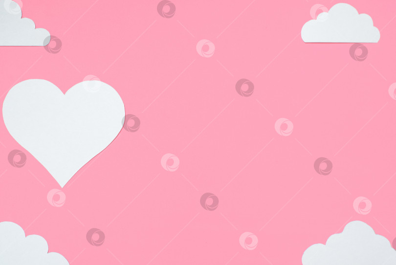 Скачать Белое сердечко и облака на пастельно-розовом фоне. Концепция дня святого Валентина. Любовная открытка. Плоское расположение, вид сверху, место для копирования фотосток Ozero