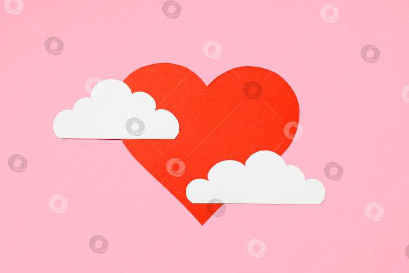 Скачать Концепция Дня святого Валентина. Красное сердце в облаках на пастельно-розовом фоне. Дизайн поздравительной открытки. Плоское расположение, вид сверху, место для копирования фотосток Ozero