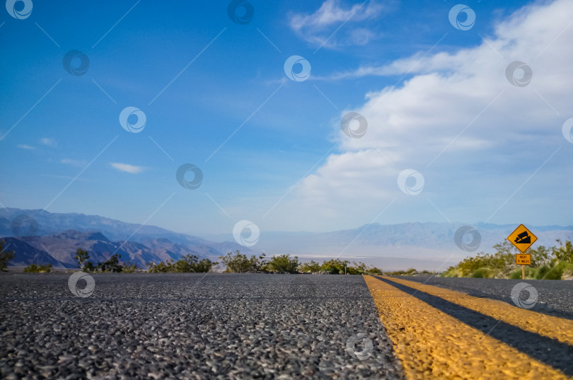Скачать Асфальт, дорожное покрытие крупным планом. Пейзаж с дорогой в Долине Смерти, США. фотосток Ozero