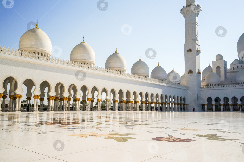 Скачать Абу-Даби.Знаменитая Большая мечеть шейха Зайда. фотосток Ozero