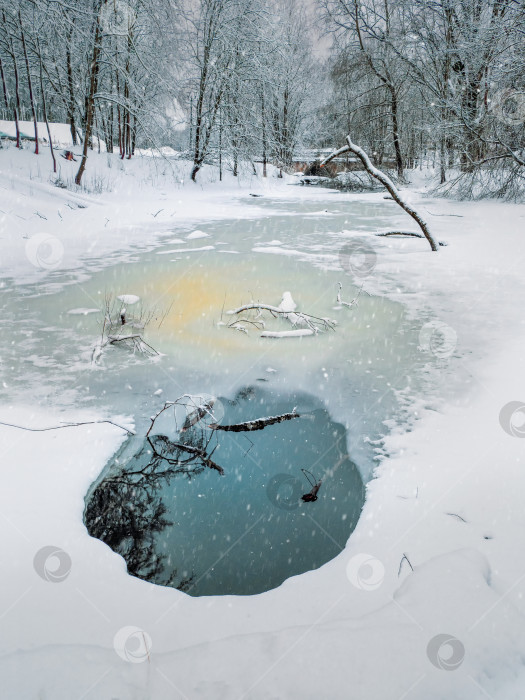 Скачать Белый зимний пейзаж с круглой заводью и льдом на реке. фотосток Ozero