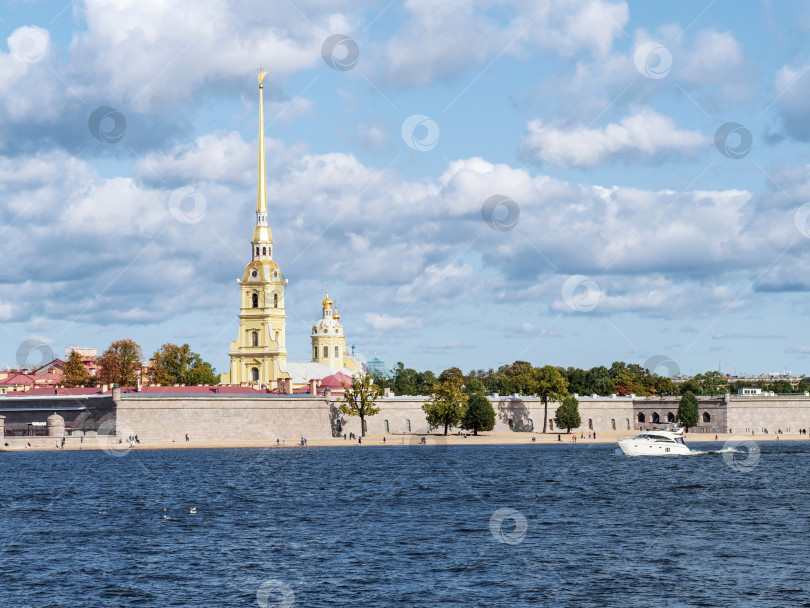 Скачать Прекрасный вид на Петропавловскую крепость с белой яхты с реки Невы в Санкт-Петербурге фотосток Ozero