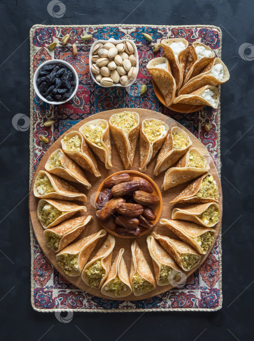 Скачать Катайеф Асафири, арабский блинчик, фаршированный сладким сыром. фотосток Ozero