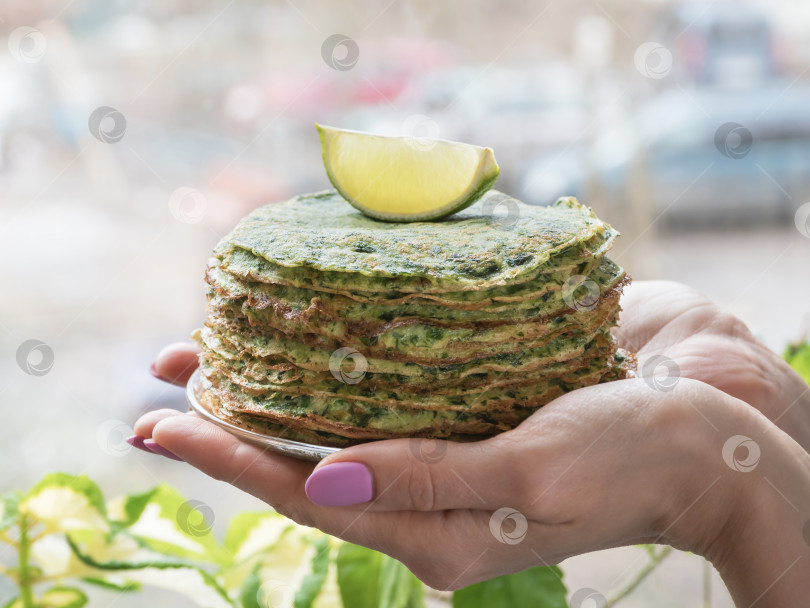 Скачать Адаи со шпинатом - индийские зеленые блинчики. Еда в Рамадан. фотосток Ozero