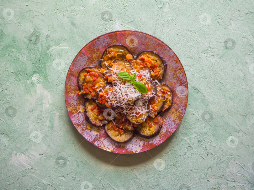 Скачать Средиземноморская закуска. Холодная закуска из баклажанов на гриле, вид сверху фотосток Ozero