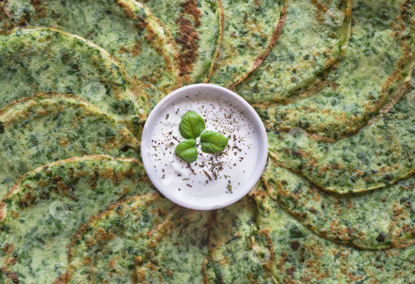 Скачать Адаи со шпинатом - индийские зеленые блинчики. Еда в Рамадан. фотосток Ozero