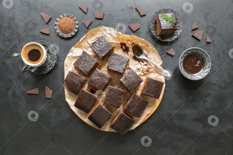 Скачать Брауни-торт с финиками и кофейной чашкой, десерт на черном фоне фотосток Ozero