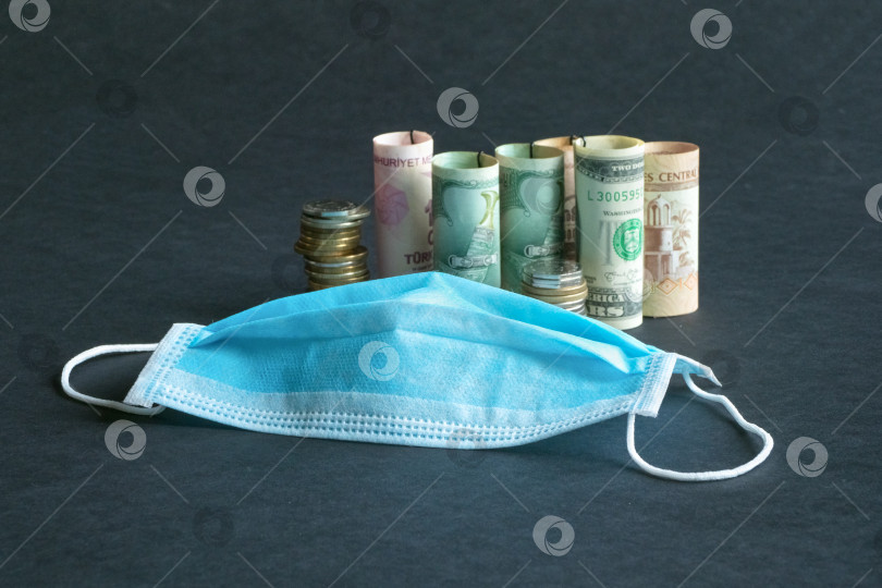 Скачать Медицинская маска и деньги. Пандемия и экономический кризис концепции фотосток Ozero