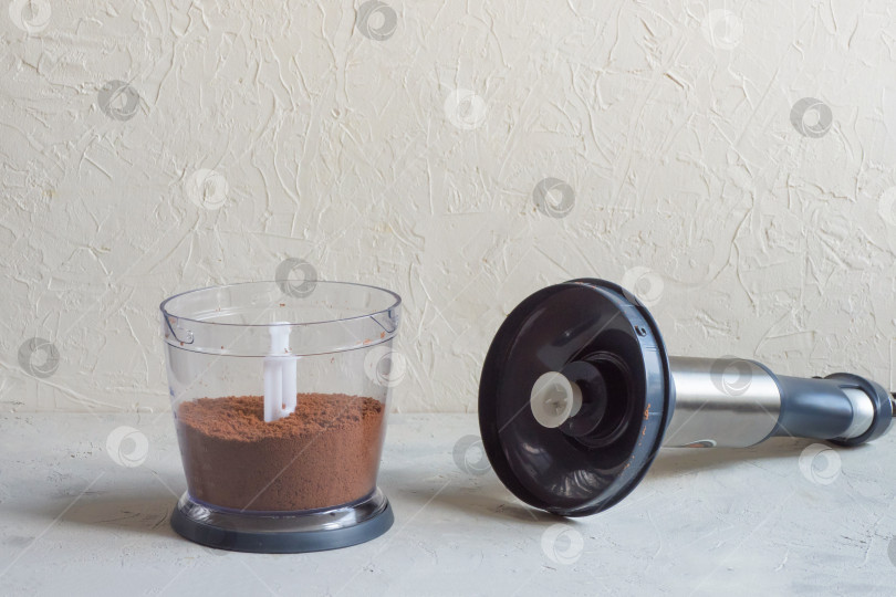 Скачать Блендер на кухонном столе. Процесс измельчения какао-бобов в блендере. фотосток Ozero
