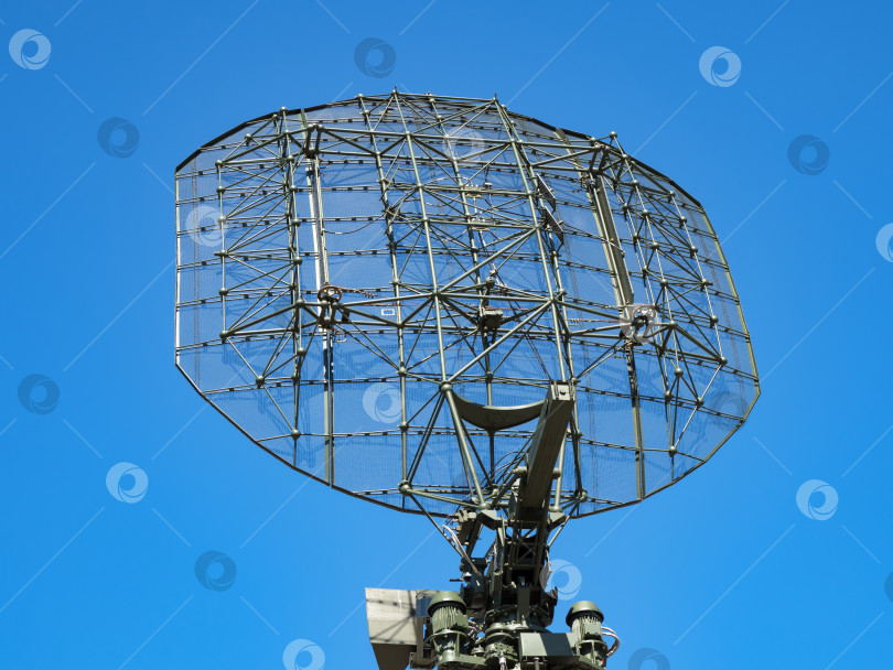 Скачать Военная направленная антенна на фоне голубого неба. фотосток Ozero