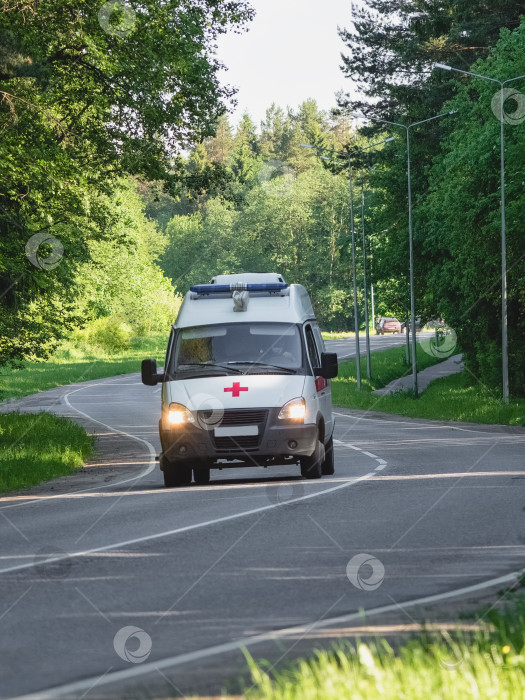 Скачать Машина скорой помощи в движении по лесной дороге фотосток Ozero