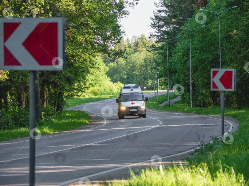 Скачать Машина скорой помощи в движении по лесной дороге фотосток Ozero