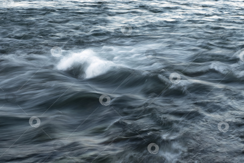 Скачать Поток воды, размытый вид. Мощный поток воды с бурунами на море фотосток Ozero