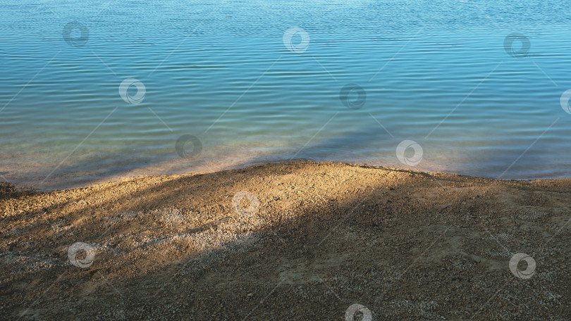 Скачать Красивый естественный фон со световыми лучами на поверхности воды фотосток Ozero