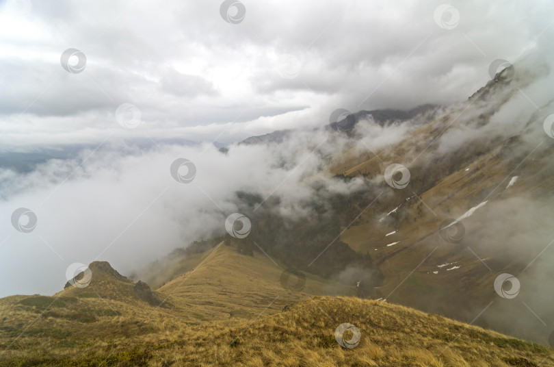 Скачать Горный хребет, покрытый облаками. фотосток Ozero