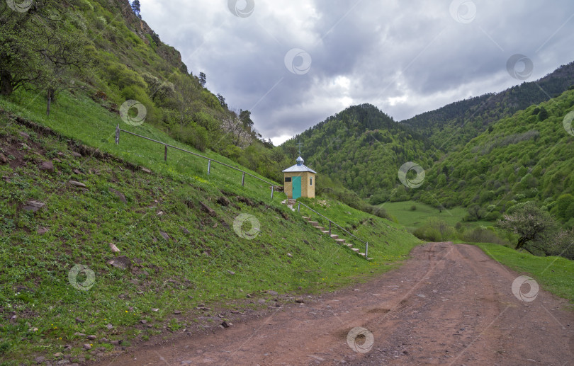 Скачать Православная часовня на горной дороге. Кавказ, Россия. фотосток Ozero