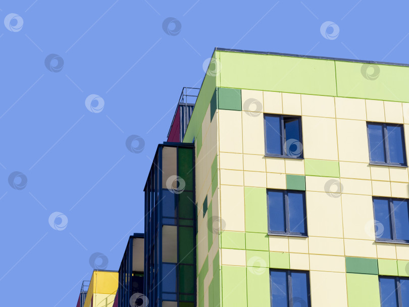 Скачать Угол нового современного дома на фоне голубого неба фотосток Ozero