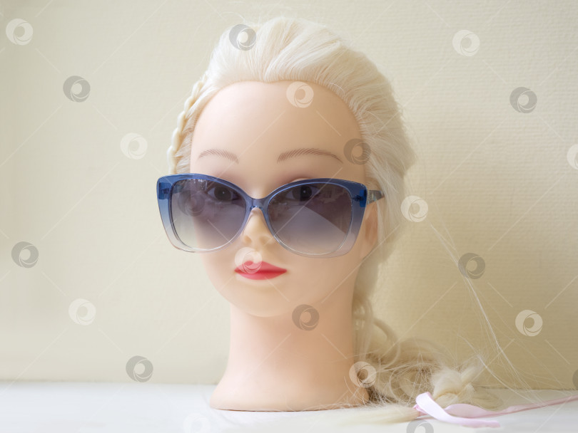 Скачать Голова манекена в солнцезащитных очках. фотосток Ozero