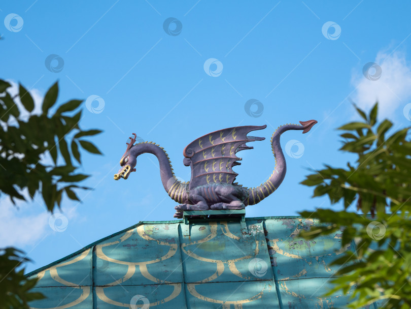 Скачать Винтажный дракон на крыше. фотосток Ozero