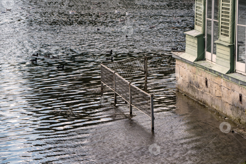 Скачать Весенний разлив воды в реке. Паводок, дом затоплен водой. фотосток Ozero