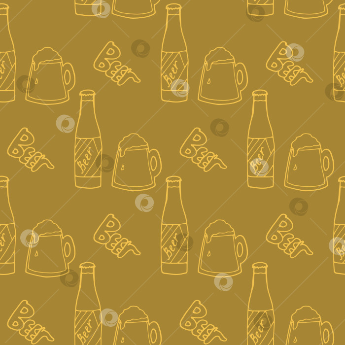 Скачать Бесшовный узор с желтыми пивными кружками и бутылкой на темно-бежевом фоне. Векторное изображение. фотосток Ozero