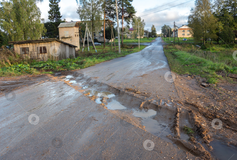 Скачать Сельская дорога. Колея с лужами фотосток Ozero