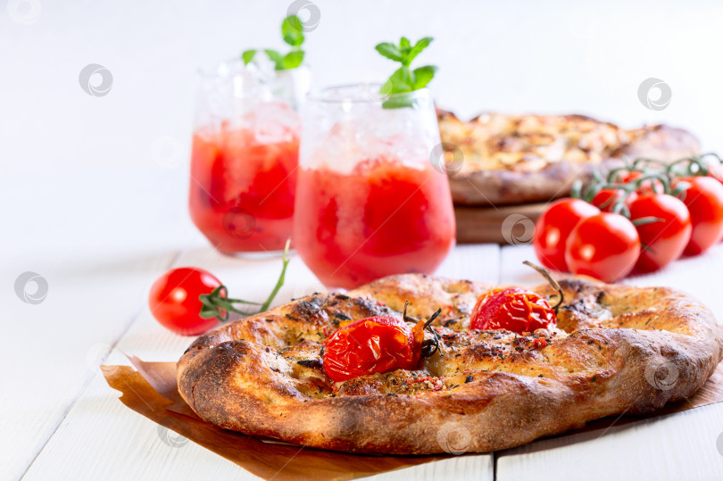 Скачать Итальянский тонкий хлеб (фокачча) с помидорами. фотосток Ozero