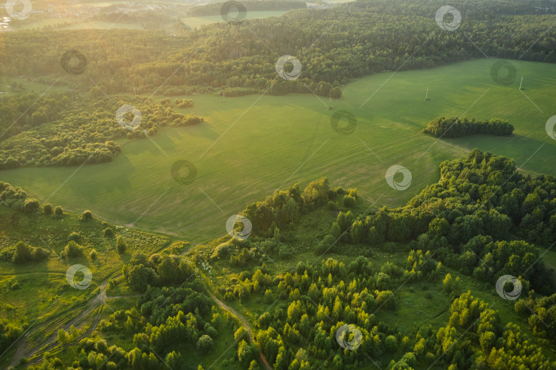 Скачать Красивый воздушный пейзаж на зеленом фоне. Прекрасный пейзаж. Прекрасный природный ландшафт. Естественный фон. Воздушный транспорт. Вид с высоты птичьего полета. Вид сверху. фотосток Ozero