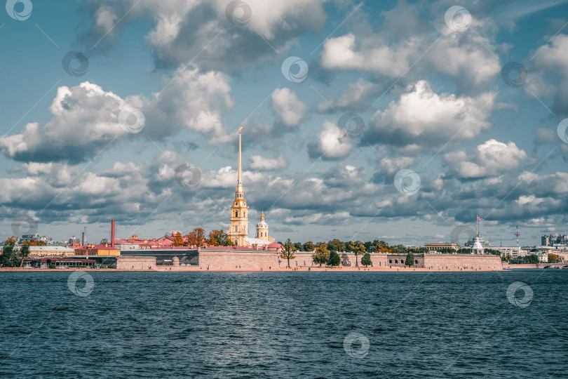 Скачать Прекрасный осенний вид на Петропавловскую крепость с реки Невы в Санкт-Петербурге фотосток Ozero