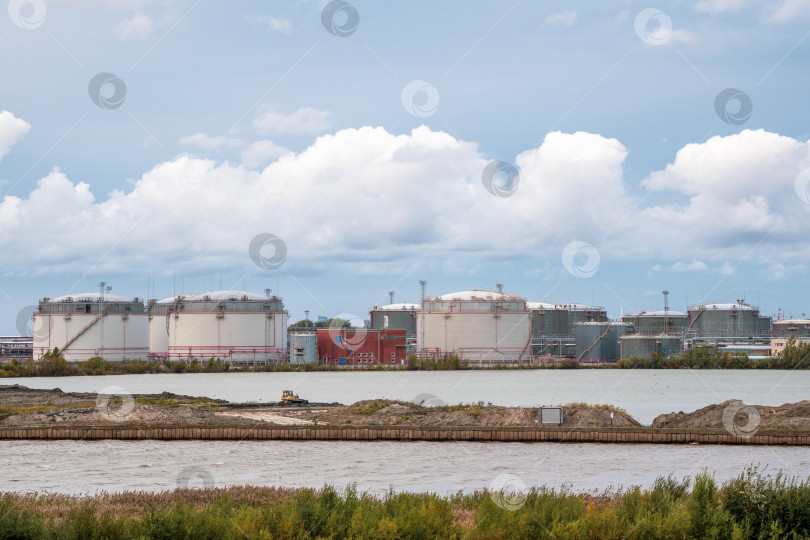 Скачать Нефтебаза и газовый терминал в Санкт-Петербурге, Бизнес-энергетика и промышленное хранение энергии в резервуарах фотосток Ozero