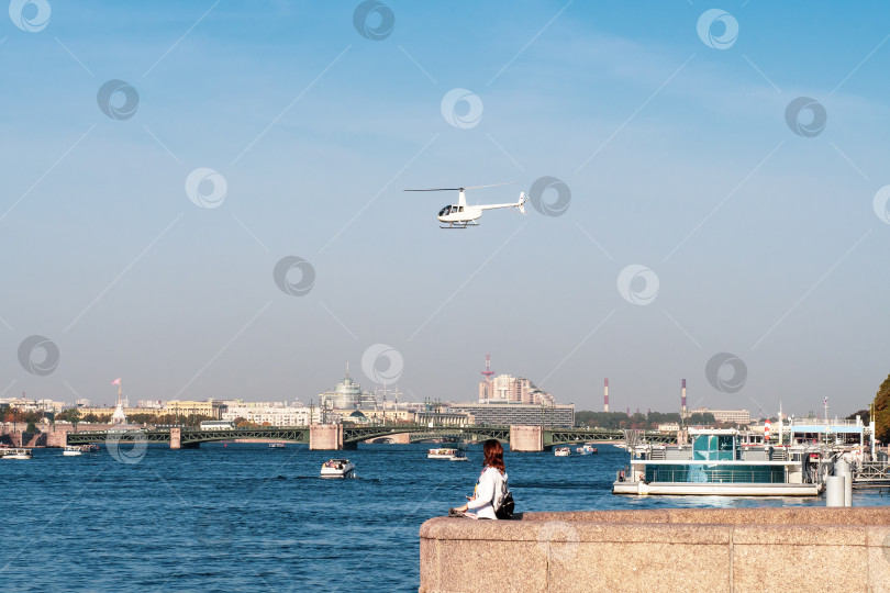Скачать Белый вертолет городской администрации над Невой в Санкт-Петербурге фотосток Ozero