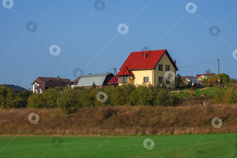 Скачать Загородная элитная недвижимость, современный коттедж на зеленом холме. фотосток Ozero