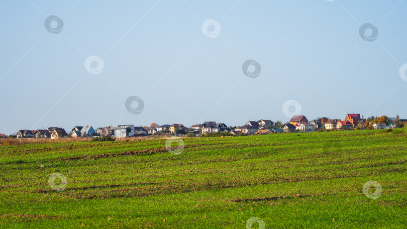 Скачать Панорамный вид на современный коттеджный поселок в зеленом поле. фотосток Ozero