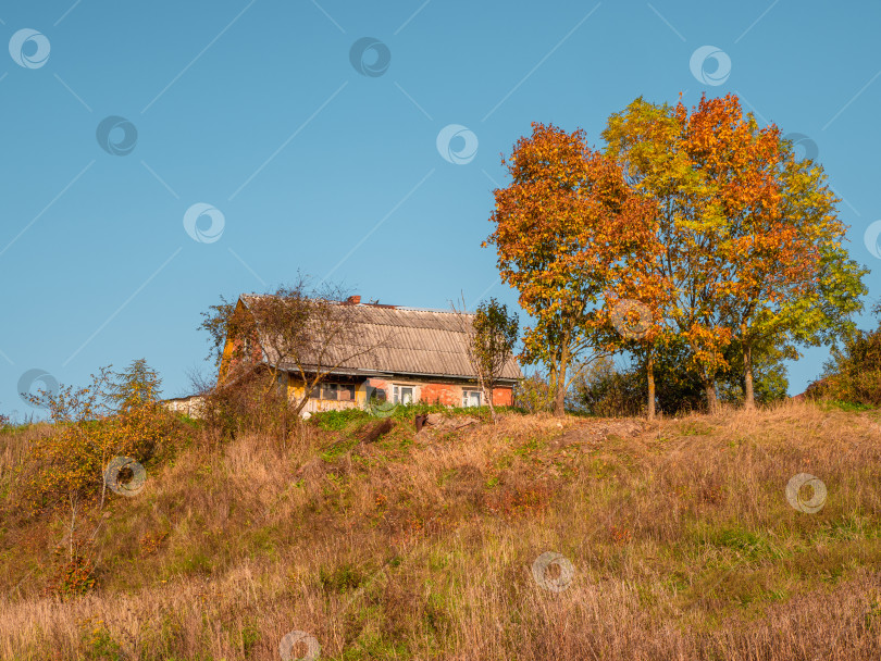 Скачать Старый сельский дом на осеннем холме. фотосток Ozero