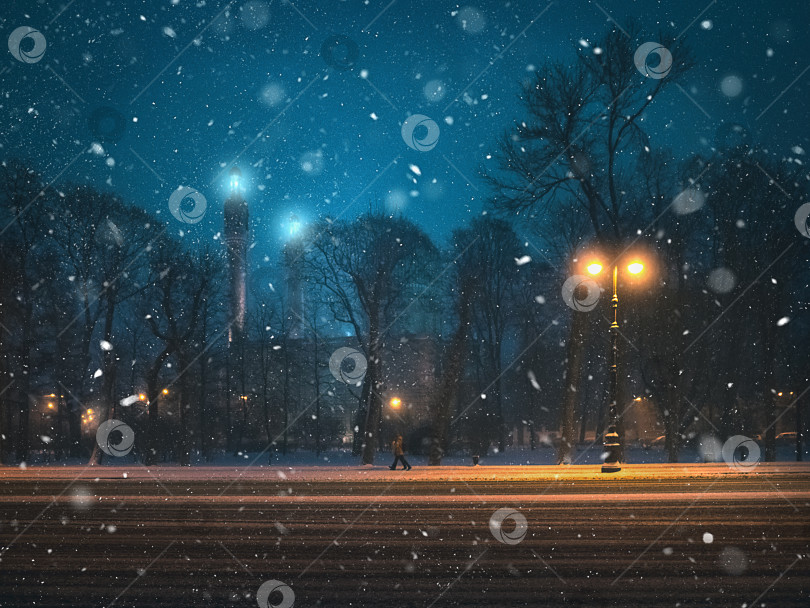 Скачать Снежная буря в ночном городе. Прекрасный ночной вид на мечеть и снегопад в Санкт-Петербурге. фотосток Ozero