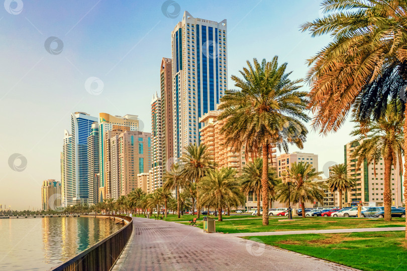 Скачать Шарджа.Культурная столица ОАЭ, современный городской мегаполис на заре дня. Добро пожаловать в Дубай. фотосток Ozero