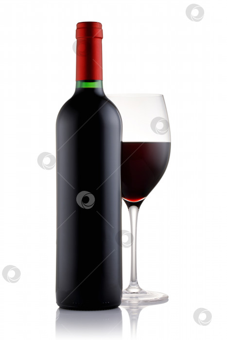 Скачать Бутылка и бокал, наполненные красным вином, выделенные на белом фоне фотосток Ozero