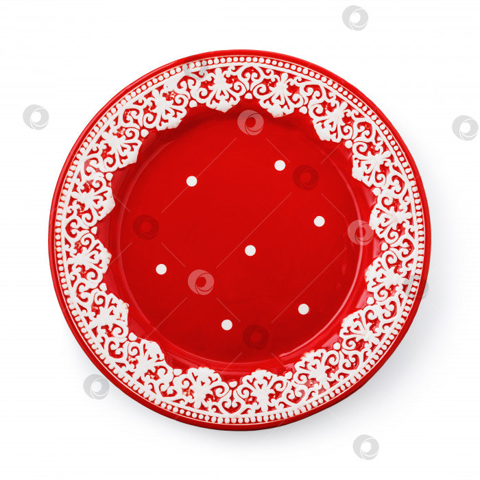 Скачать Красная керамическая тарелка с белым рисунком, выделенным на белом фоне фотосток Ozero