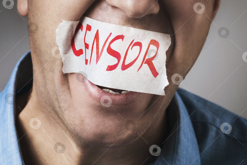 Скачать Цензура в обществе. Мужчина пытается кричать, но его рот заклеен клейкой лентой с надписью "цензор". фотосток Ozero