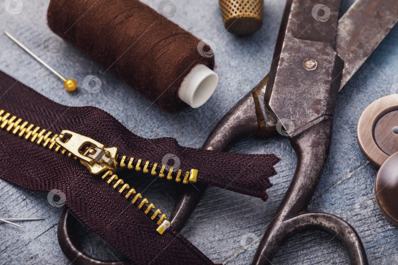 Скачать Швейные ножницы с застежкой-молнией для одежды и другие инструменты для ремонта, крупным планом фотосток Ozero
