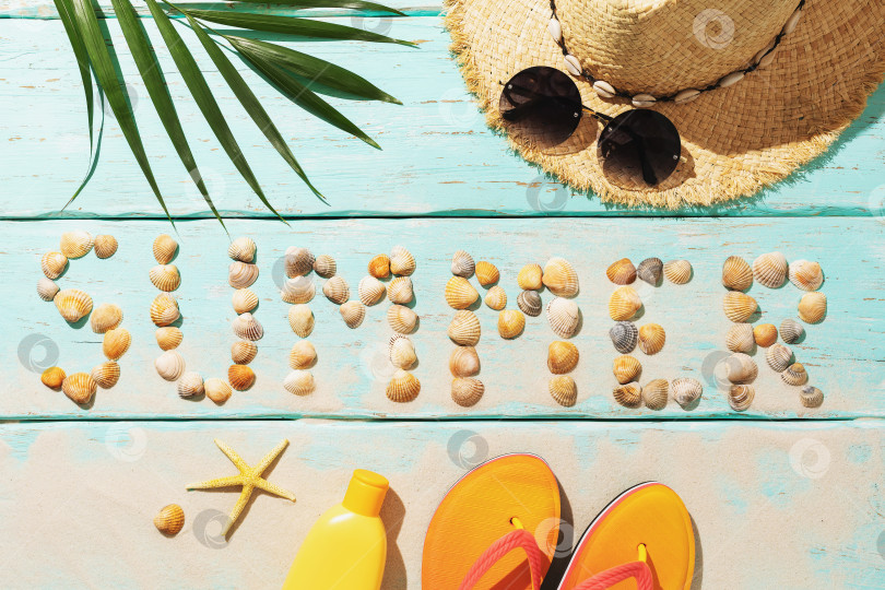 Скачать Надпись из ракушек и пляжных аксессуаров на цветном фоне, летний фон фотосток Ozero