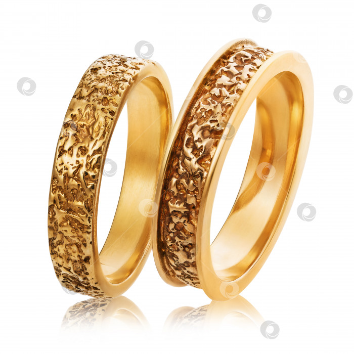 Скачать Два золотых обручальных кольца, выделенных на белом фоне фотосток Ozero