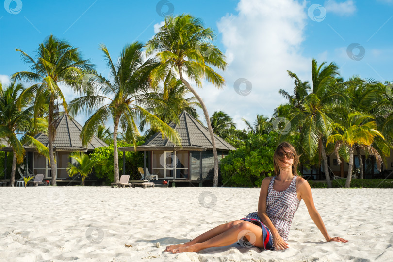 Скачать Девушка на белом песчаном пляже (Мальдивы - атолл Лавияни) фотосток Ozero