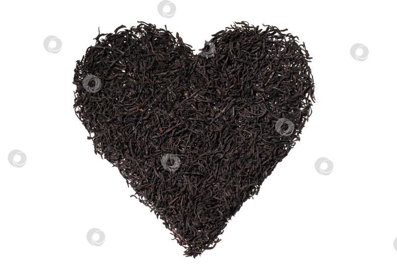 Скачать Сухие листья черного чая в форме сердца. Кучка чая, выделенная на белом фоне, вид сверху. Креативная концепция любви к чаю. фотосток Ozero