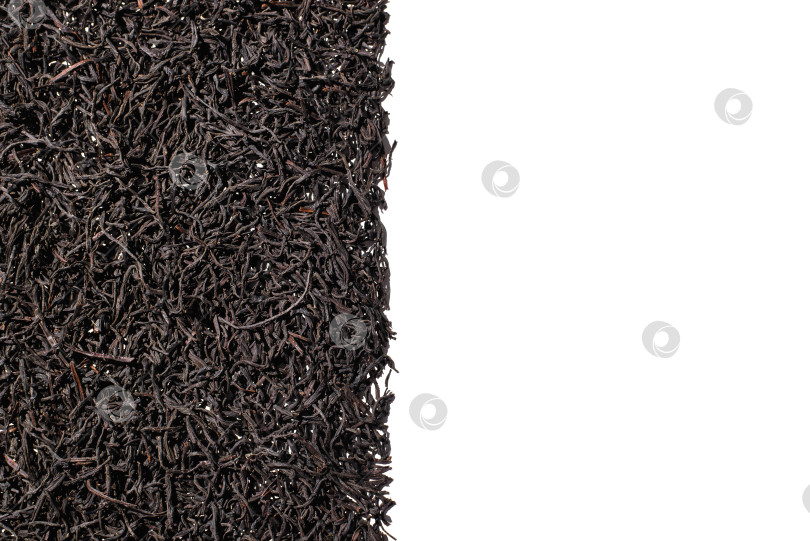Скачать Сухие чайные листья, выделенные на белом фоне, вид сверху. Пустое место справа для текста фотосток Ozero